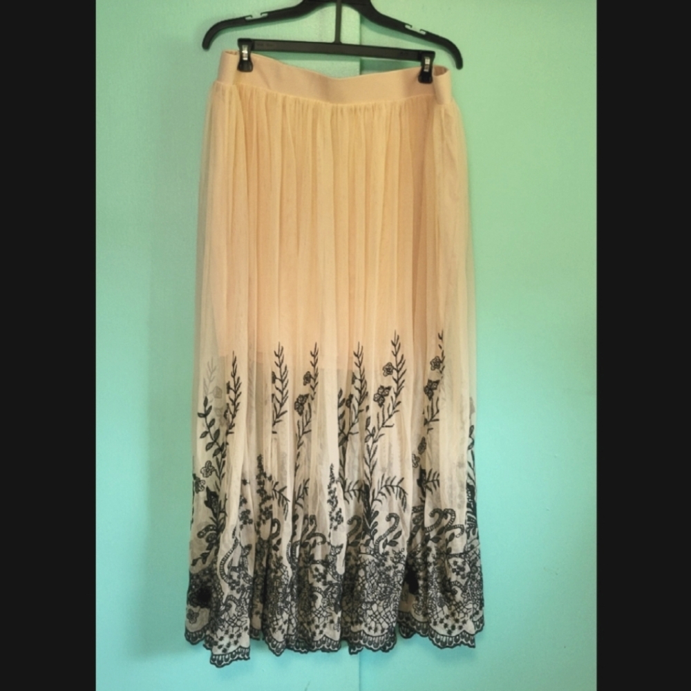NWT Torrid Blush and Black Embroidered Skirt